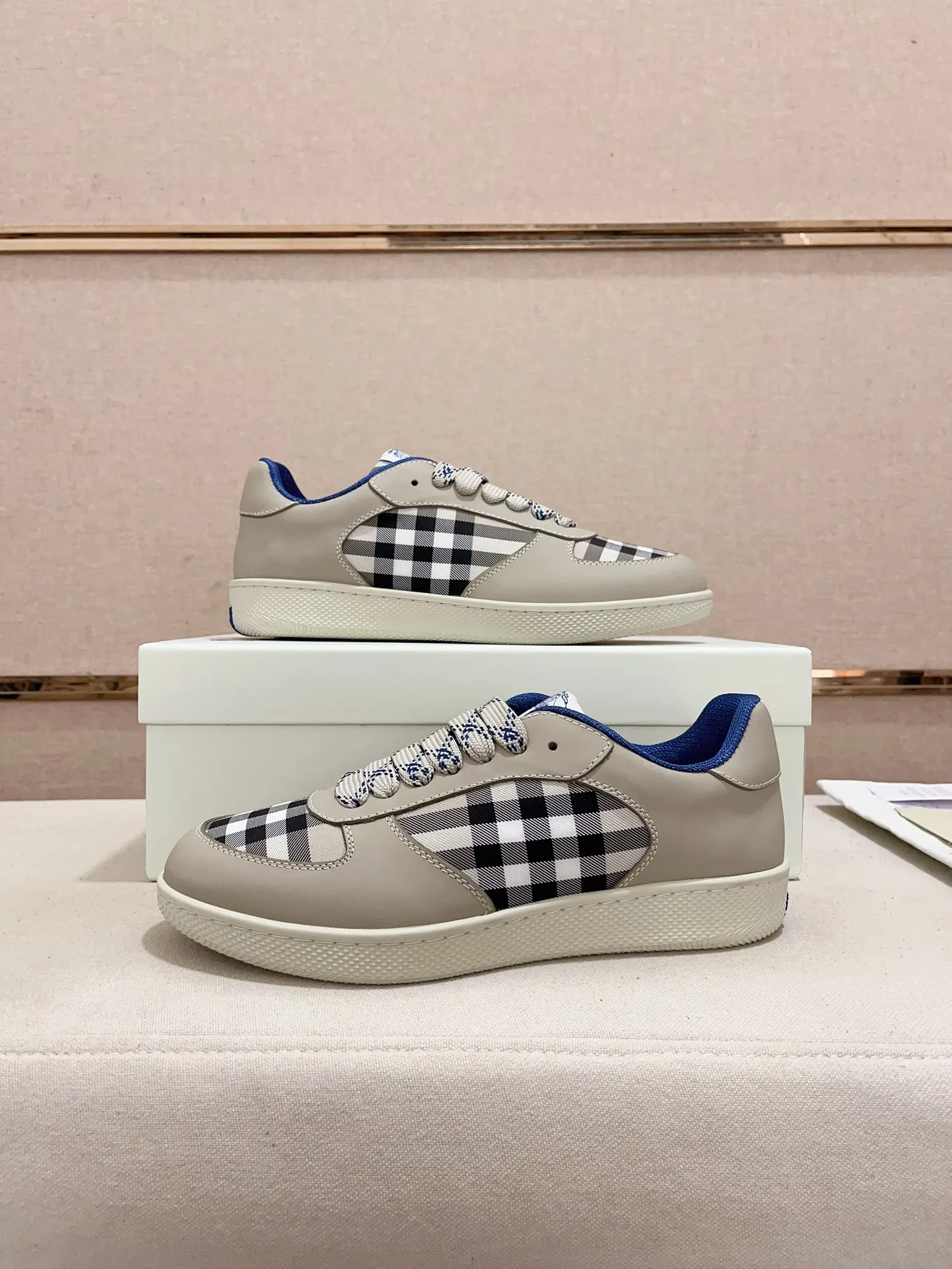 Men's shoes💰: 620💰Top version🥳◾️▫️The new Burberry men's classic low-top sneakers are reinterpreted with Vintage retro plaid cotton material and calfskin, decorated with a new brand logo. First-layer cowhide lining, embossed Burberry logo on the heel, and original TPU outsole! Code number: 38-45. Women's sizes and 46 can be customized.